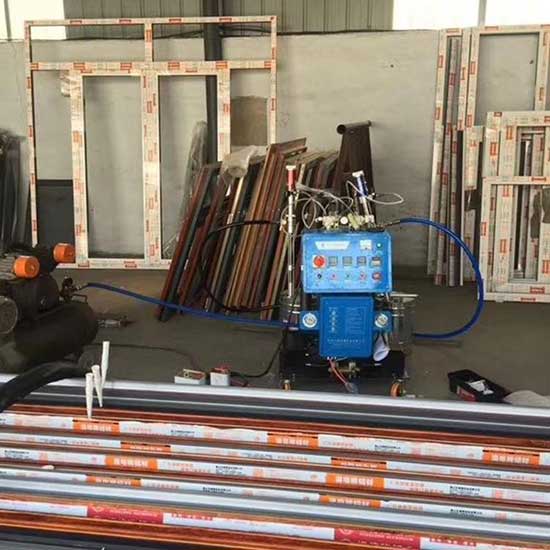 斷橋鋁型材腔體填充聚氨酯發(fā)泡機(圖1) Q2600D斷橋鋁型材腔體填充聚氨酯發(fā)泡機
