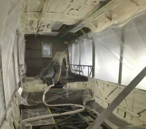 聚氨酯噴涂機 車廂頂棚保溫隔熱(圖4) 車廂頂棚保溫隔熱聚氨酯噴涂發(fā)泡現(xiàn)場