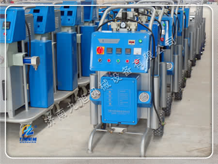 冷庫(kù)保溫聚氨酯發(fā)泡機(jī)設(shè)備特點(diǎn)